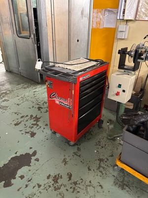 une boîte à outils rouge posée au milieu d'une pièce