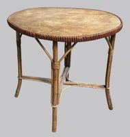 Table en rotin, plateau oval cerclé de bandes oranges et noi…