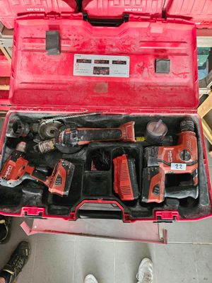 une caisse à outils rouge avec des outils sur le sol