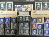 les timbres sont exposés dans une vitrine, et il y en a beaucoup