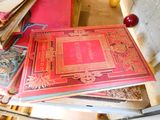 une pile de livres posée sur une table en verre
