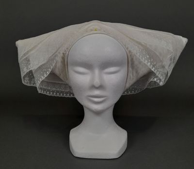 une tête de mannequin blanche recouverte d'un voile