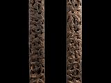 paire de poteaux en bois sculptés, ornés de motifs sur fond noir