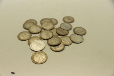 un gros plan sur une pile de pièces posée sur une table
