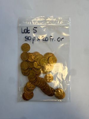un sac de pièces d'or posé sur une surface blanche