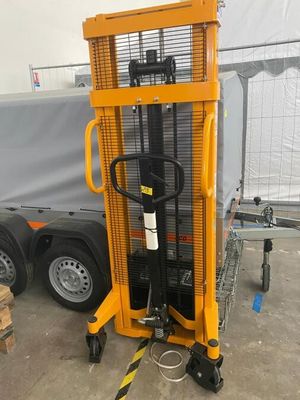 un chariot élévateur équipé d'une fourche dans un entrepôt