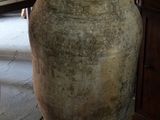 un grand vase posé sur une table