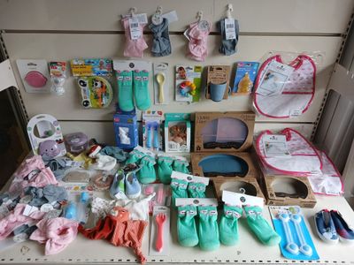 beaucoup d'articles pour bébés posés sur une étagère