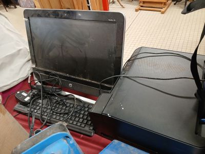 un ordinateur portable posé sur une table à côté d'une imprimante