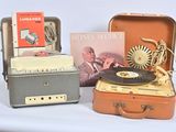 trois valises et un tourne-disque posés sur une table