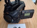 un appareil photo posé sur une table sur laquelle est inscrit le chiffre 31