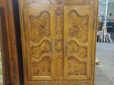 une armoire en bois qui se trouve dans une pièce