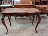une petite table avec un plateau en bois au milieu d'une pièce