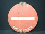 un « Don't » rouge avec le symbole Fulmen sur fond noir