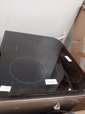 une plaque de cuisson noire posée sur un carton