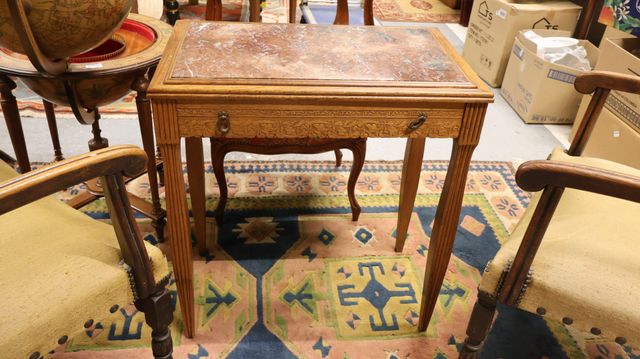 Petite table en bois sculpté ouvrant à un tiroir en ceinture, mar...