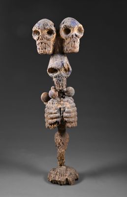 une image représentant une sculpture composée de deux crânes posés sur un socle