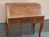 un petit bureau en bois surmonté d'un tiroir