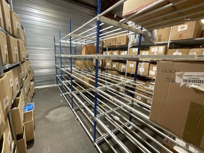 les nombreuses caisses qui se trouvent sur les rayonnages de l'entrepôt