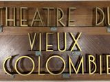 l'enseigne du « Théâtre du Vieux Colombier » sur le mur d'un immeuble