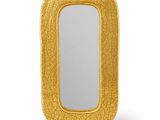 un miroir rectangulaire doré, dont la surface est craquelée, sur fond blanc