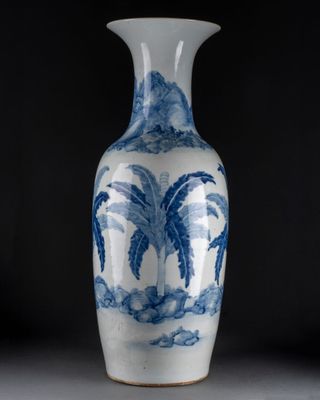 CHINE - XIXe siècle. Beau VASE à col évasé et à décor de ban…