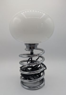 une lumière blanche posée au sommet d'un ressort