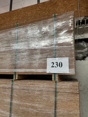 une grande pile de bois dans un entrepôt, avec une étiquette de prix