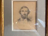 une vieille photo d'un homme barbu dans un cadre en or
