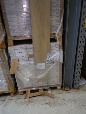 beaucoup de caisses en bois sur les étagères du magasin