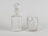 une paire de carafes en verre taillé et un verre à eau