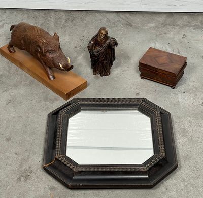 une photo d'un miroir, une statue représentant un sanglier et une statue représentant un homme