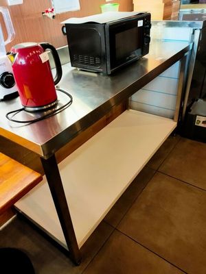 une bouilloire rouge posée sur le plan de travail de la cuisine