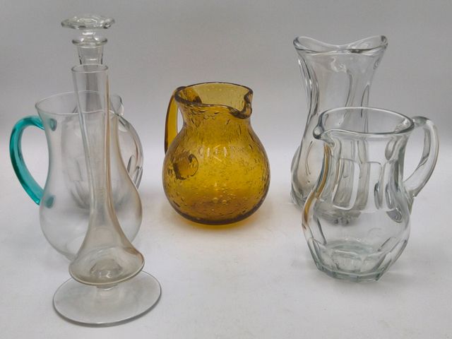 Trois verseuses en verre dont un style Biot, un vase en cristal, ...