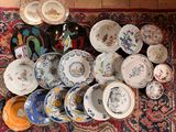 beaucoup d'assiettes et de bols par terre