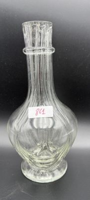 un vase en verre transparent sur lequel est apposée une étiquette