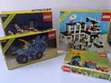 Deux boîtes de legos sont posées l'une à côté de l'autre sur une table.