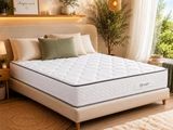 un matelas blanc dans une chambre, près d'une fenêtre