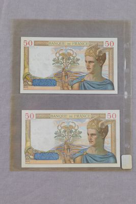 deux billets sur lesquels figurent les portraits d'une femme et d'un homme