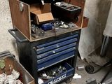 un grand nombre d'outils posés sur le sol