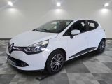 la voiture blanche est garée sur un carrelage à carreaux