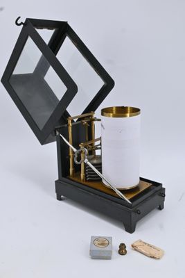 une petite horloge posée sur une table