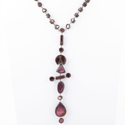 gros plan d'un collier sur un mannequin mannequin