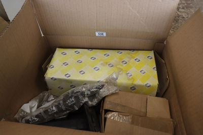 une boîte en carton contenant un matelas et une boîte dans laquelle se trouve un matelas