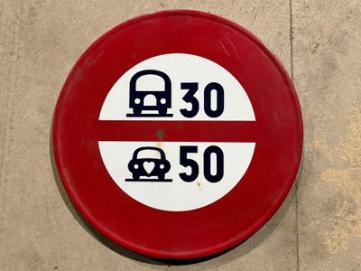 un panneau rouge et blanc sur le côté d'un bâtiment
