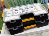 de nombreuses boîtes de Lego posées sur une étagère dans une pièce