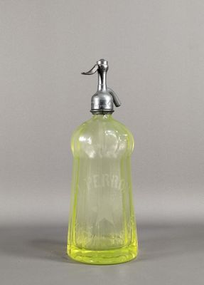 flacon de parfum en verre jaune, muni d'un bouchon argenté et orné d'un oiseau sur le dessus