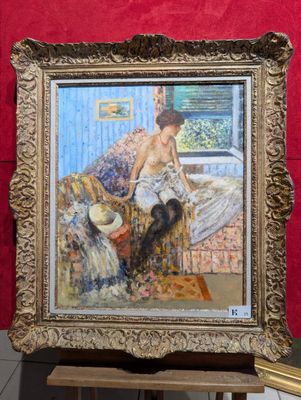 un tableau représentant une femme assise sur un canapé