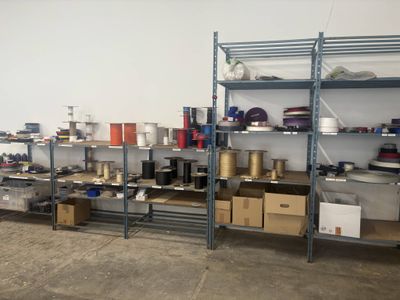 une pièce remplie de nombreuses étagères et de nombreuses boîtes