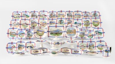 une photo d'une table dressée avec des assiettes et des tasses
